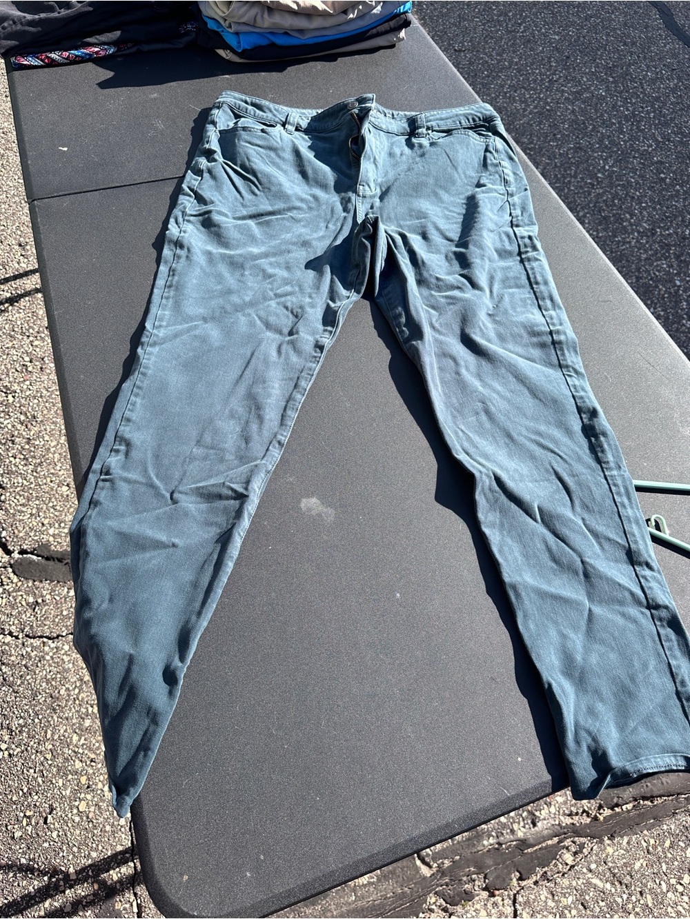 American Eagle Outfitters High-Rise Jeans in Faded Blue